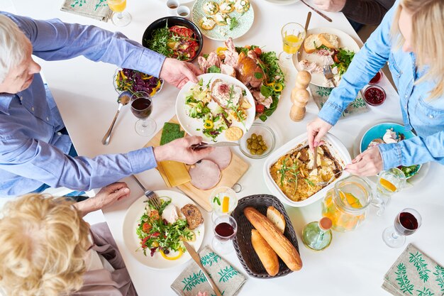 Glückliches Familienessen Abendessen