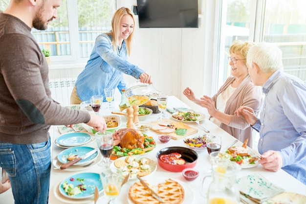 Glückliches familienessen in der modernen wohnung