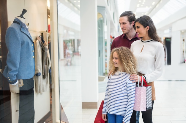 Glückliches Familienfenstereinkaufen im Mall