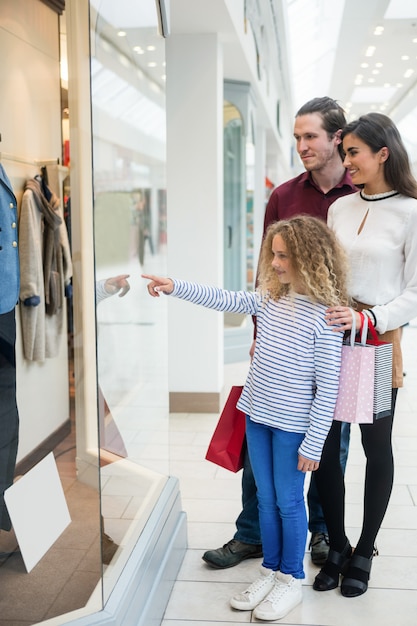 Glückliches Familienfenstereinkaufen im Mall