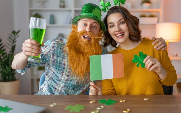 Glückliches Familienpaar, das den St. Patricks Day feiert