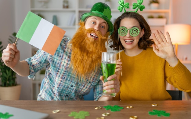 Glückliches Familienpaar, das den St. Patricks Day feiert