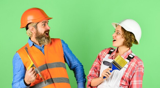 Glückliches familienpaar gebäudekonzept stellen sie sich ihr neues haus vor portrait zuversichtlich handyma