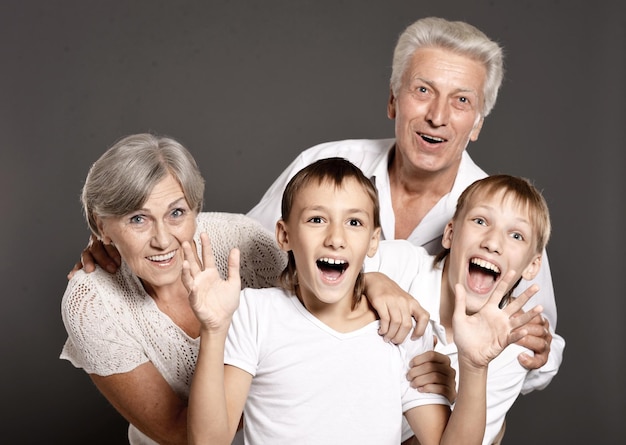 Glückliches Familienporträt im Studio