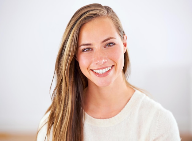 Glückliches Frauenporträt und Lächeln zu Hause Schönheit und Wellness mit Selbstpflege Glühe Gesicht entspannt und zuversichtlich für Hautpflege und Salonbehandlung Kosmetik und natürliche Kosmetika für dänische Person