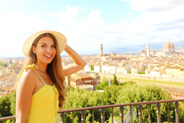 Glückliches fröhliches Touristenmädchen in Florenz, Italien. Porträt der jungen Frau, die Italien besucht.