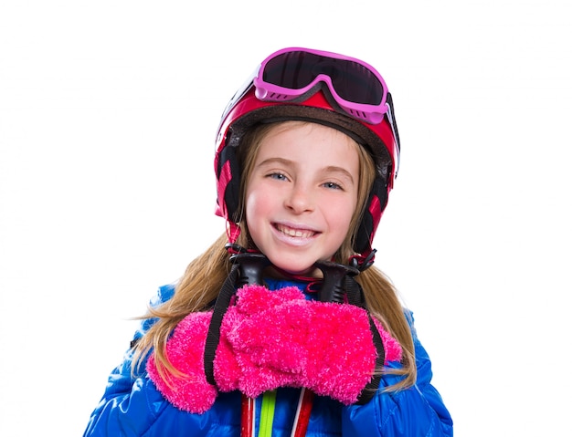 Glückliches Gehen des blonden Kindermädchens, mit Skistöcken und Sturzhelm zu schneien