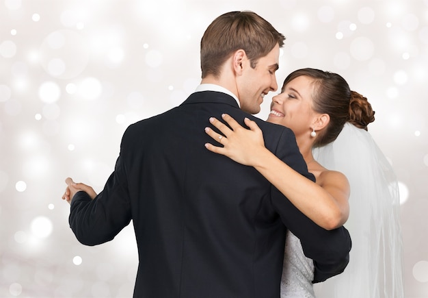 Glückliches gerade verheiratetes junges Paar tanzen