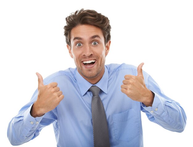Glückliches Geschäftsmann Porträt und Daumen hoch für den Gewinn eines guten Jobs oder danke Ihnen gegen einen weißen Studio-Hintergrund Gesicht einer aufgeregten männlichen Person Lächeln mit wie Emoji Ja-Zeichen oder OK in der Geschäftsförderung