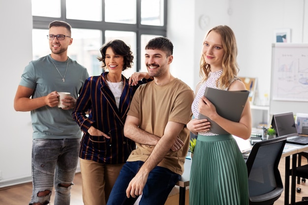 glückliches Geschäftsteam im Büro