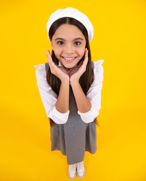 Glückliches Gesicht, positive und lächelnde Emotionen von Teenager-Mädchen Cute preteen girl head shot Kinderporträt auf isoliertem Hintergrund Schönes Teenager-Gesicht