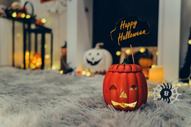 Glückliches Halloween-Konzept. Süßes oder Saures in der Herbstsaison. Beängstigendes und dunkles Symbol nachts.