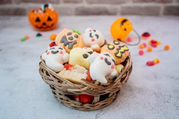 Glückliches Halloween-Konzept. Süßes oder Saures in der Herbstsaison. Beängstigendes und dunkles Symbol nachts.