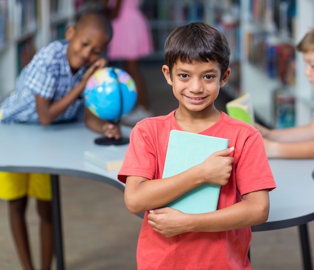 Glückliches Halten von Büchern gegen Klassenkameraden