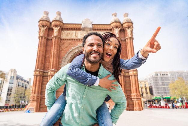 Glückliches hispanisches Latino-Paar, das sich im Freien verabredet