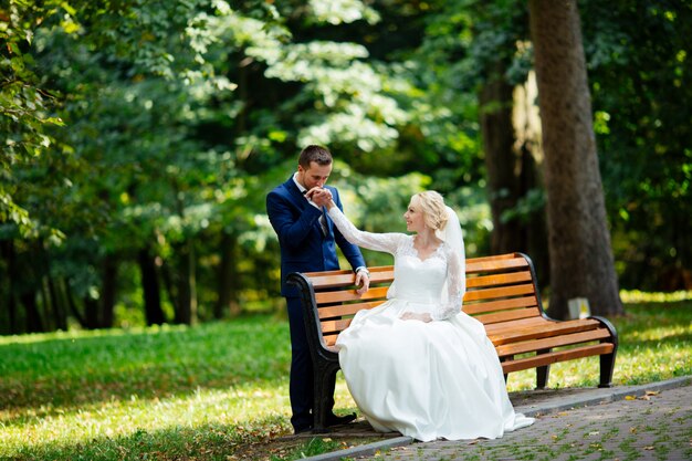 Glückliches Hochzeitspaar, das im Park geht