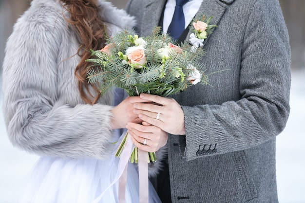 Glückliches Hochzeitspaar draußen am Wintertag, Nahaufnahme