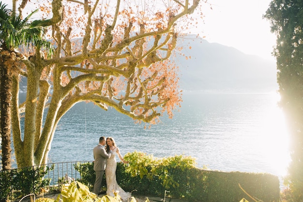 Glückliches Hochzeitspaar im Comer See, Italien