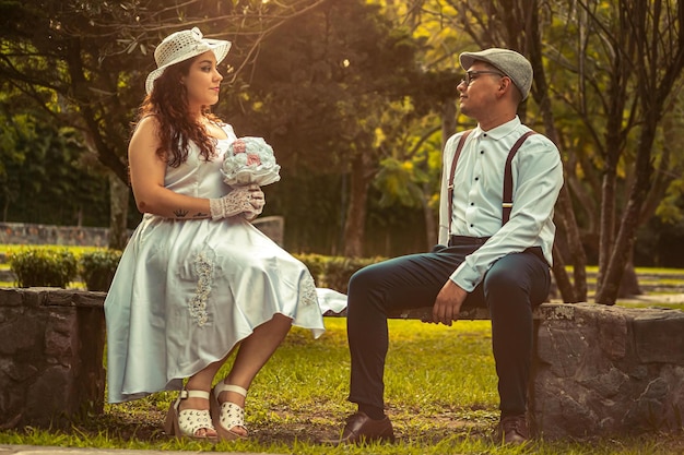 glückliches Hochzeitspaar in wunderschöner Naturlandschaft