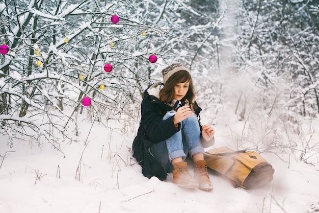 Glückliches jugendlich Mädchen auf einem Winterspaziergang an einem verschneiten Tag, Weihnachten