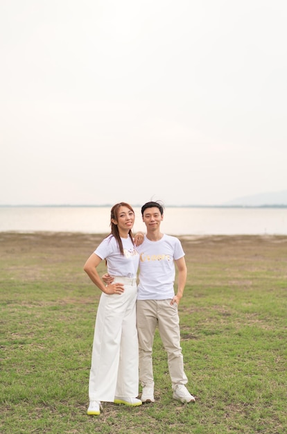 Glückliches junges asiatisches Paar im Braut- und Bräutigamt-shirt