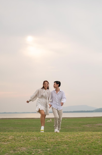 Glückliches junges asiatisches Paar in Braut- und Bräutigamkleidung bereit zum Heiraten und Hochzeitsfeiern