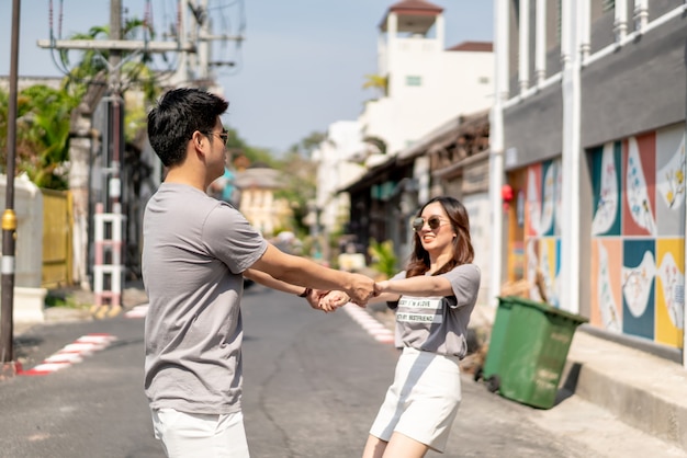 Glückliches junges asiatisches Paar in der Liebe, die eine gute Zeit hat