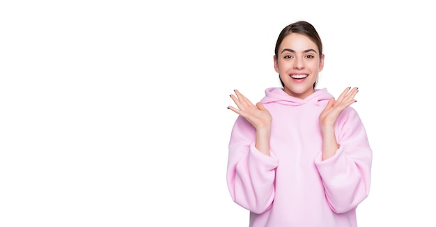 Glückliches junges Mädchen im rosa Hoodie lokalisiert auf weißem Hintergrund