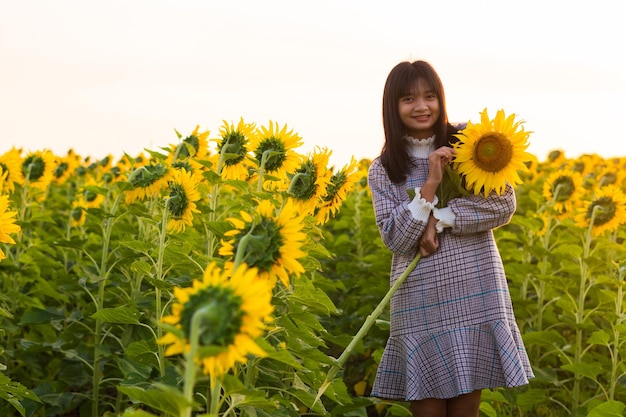 Glückliches junges Mädchen mit Blume