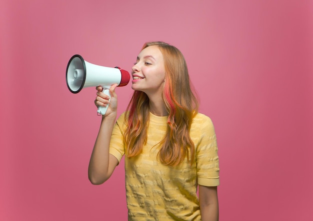 Glückliches junges Mädchen mit Megaphon-Lautsprecher-Werbung und Promotion-Social-Media-Marketing-Konzept