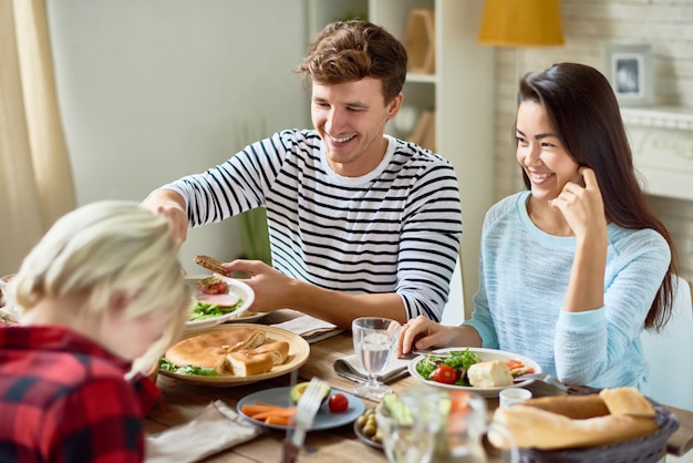 Glückliches junges Paar am Esstisch