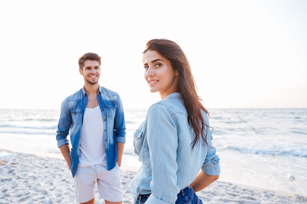 Glückliches junges Paar am Strand im Sommer