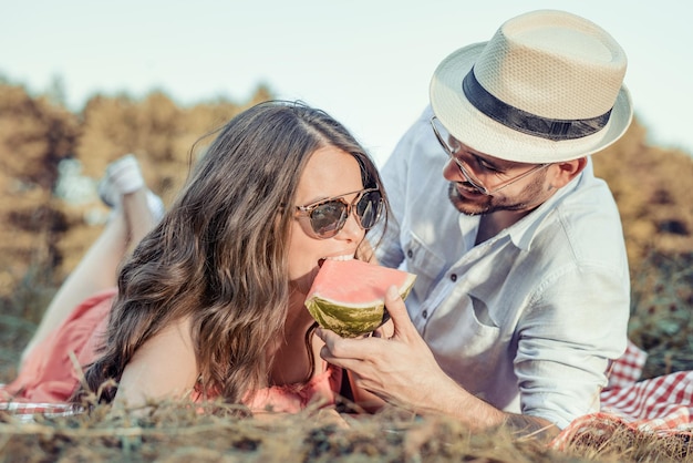 Glückliches junges Paar auf Picknick