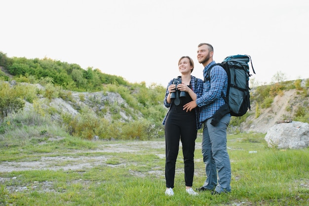Glückliches junges Paar, das im Berg wandert