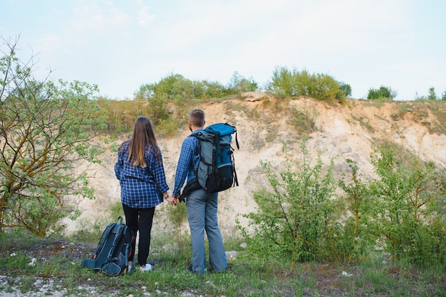 Glückliches junges Paar, das im Berg wandert