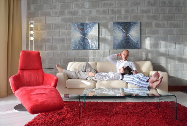 Glückliches junges Paar entspannen sich im modernen Wohnzimmer im Innenbereich