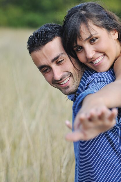 glückliches junges paar hat romantische zeit im freien, während es lächelt und umarmt
