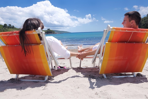 glückliches junges Paar hat Spaß und entspannt sich am Strand