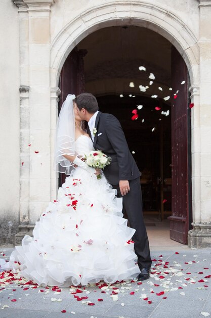 Glückliches junges Paar heiratete gerade Hochzeitstag