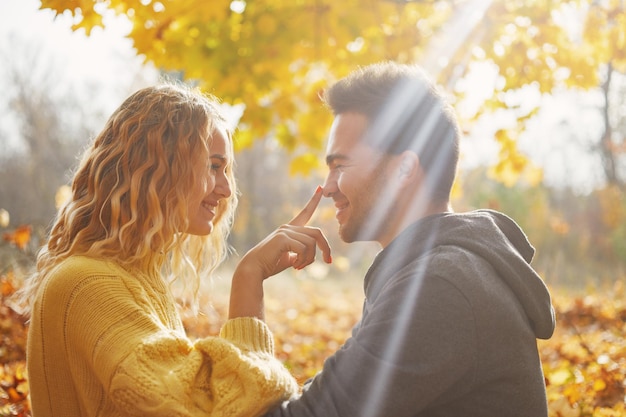 Glückliches junges Paar im Freien an einem schönen Herbsttag im Wald