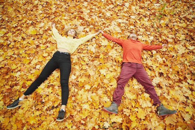 Glückliches junges Paar im Freien an einem schönen Herbsttag im Wald