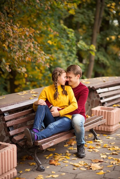 Glückliches junges Paar im Herbstpark