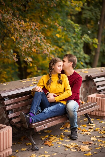 Glückliches junges Paar im Herbstpark