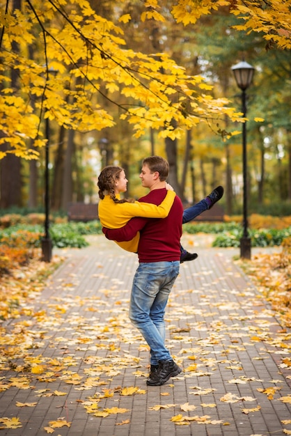 Glückliches junges Paar im Herbstpark