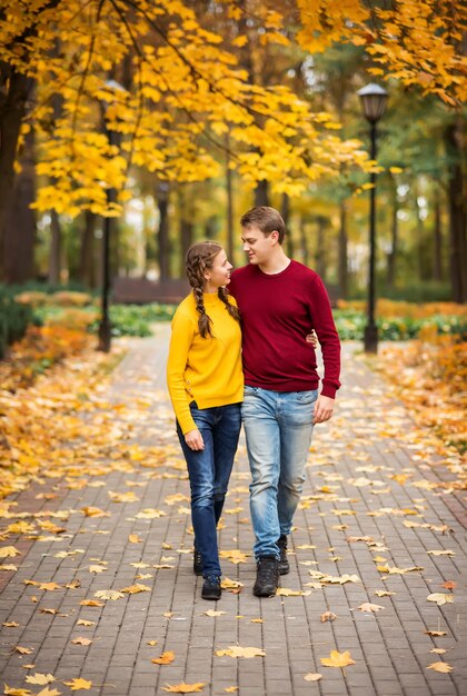 Glückliches junges Paar im Herbstpark