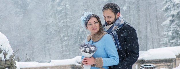 Glückliches junges Paar im Winter Park Familie draußen im Schloss