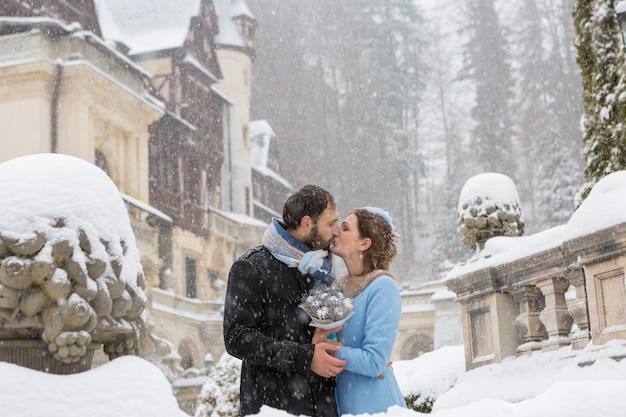 Glückliches junges Paar im Winter Park Familie draußen im Schloss