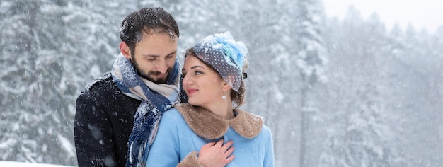 Glückliches junges Paar im Winter Park Familie im Freien auf der Burg