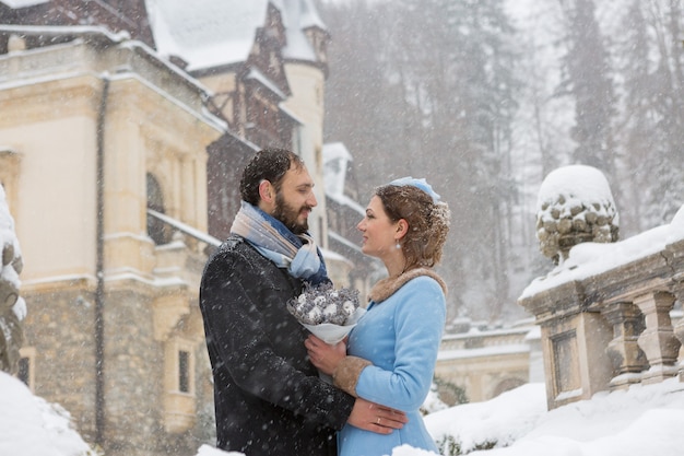 Glückliches junges Paar im Winterpark. Familie draußen im Schloss.