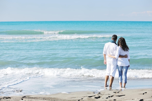 glückliches junges paar in weißer kleidung haben romantische erholung und spaß am schönen strand im urlaub